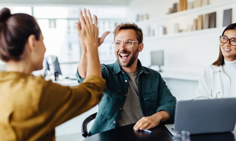 Quais fatores influenciam a satisfação no trabalho