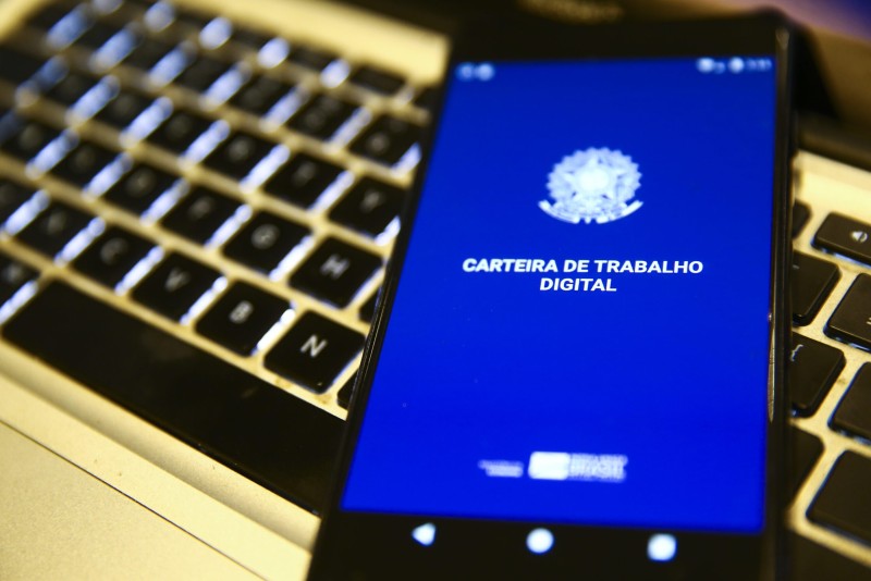 Ser CLT Virou Ofensa? Uma Análise da Percepção Atual