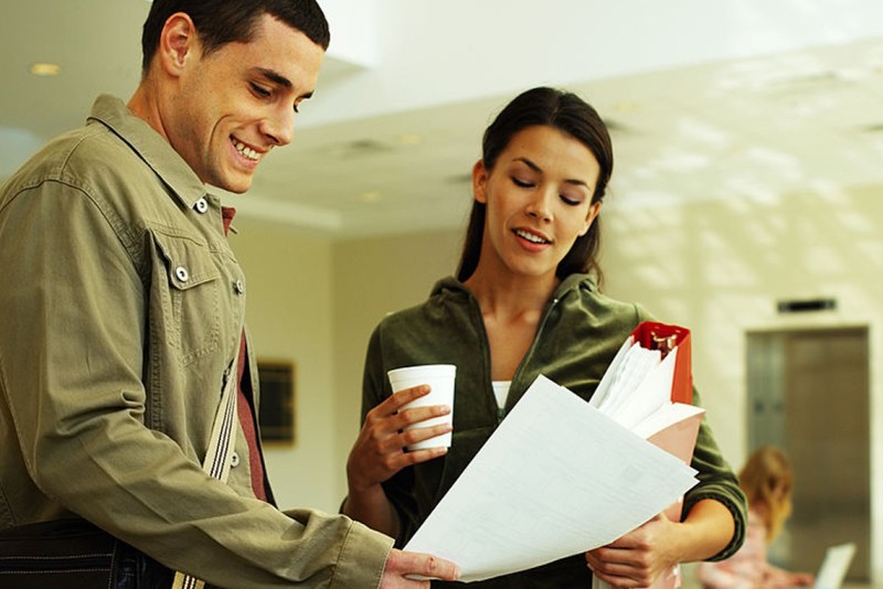 Como posso elaborar um relatório de entrevista eficaz?