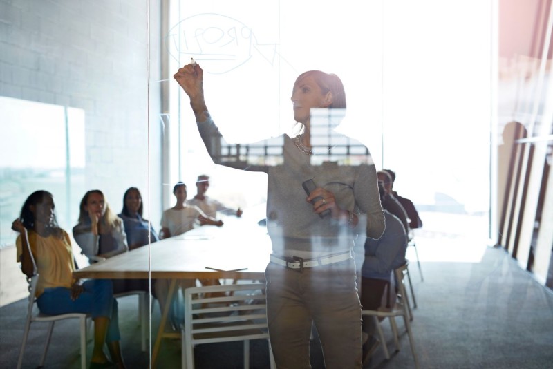 O que a nova lei diz sobre trabalhar domingos e feriados